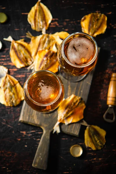 Пиво Сушеная Рыба Деревенском Фоне — стоковое фото
