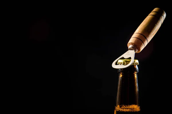 Botella Cerveza Abridor Sobre Fondo Rústico — Foto de Stock