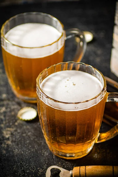 Bardakta bira ve şişe açacağı. Kırsal arkaplanda.