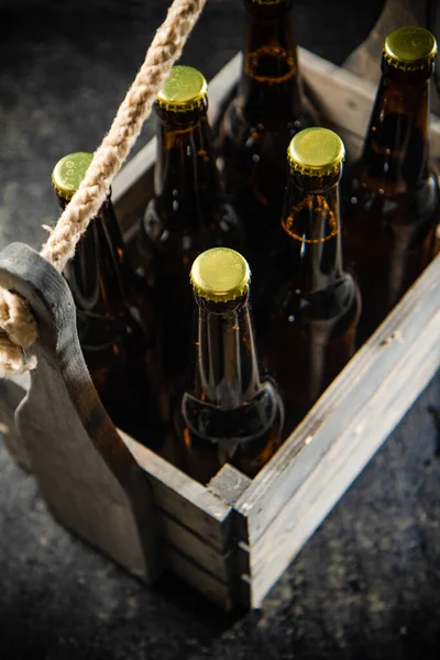 Stará Krabice Lahvemi Piva Rustikálním Pozadí — Stock fotografie