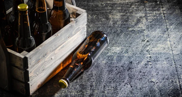 Caja Vieja Con Botellas Cerveza Sobre Fondo Rústico — Foto de Stock