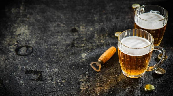 グラスの中の新鮮なビール 石の背景に — ストック写真