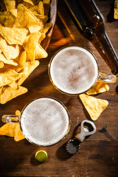 Cerveza Fresca Con Chips Maíz Sobre Fondo Rústico — Foto de Stock