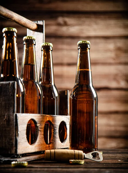 Botellas Cerveza Una Caja Vieja Sobre Fondo Madera Imágenes de stock libres de derechos