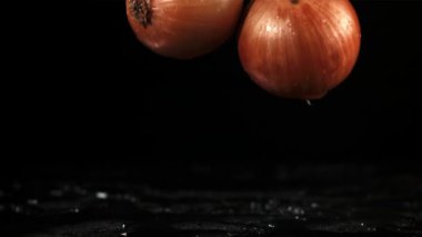 Soğan masaya düşer. Film, yavaş çekim 1000 fp. Yüksek kaliteli FullHD görüntüler