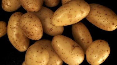 Patatesler havada uçuşuyor. Film, yavaş çekim 1000 fp. Yüksek kaliteli FullHD görüntüler
