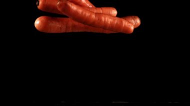 Havuç suya düşer. Film, yavaş çekim 1000 fp. Yüksek kaliteli FullHD görüntüler