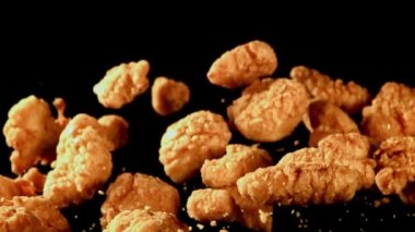 Külçeler uçar ve düşer. Film, yavaş çekim 1000 fp. Yüksek kaliteli FullHD görüntüler