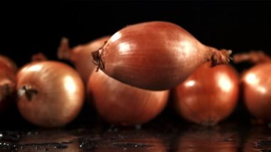 Soğan masaya düştü. Film, yavaş çekim 1000 fp. Yüksek kaliteli FullHD görüntüler