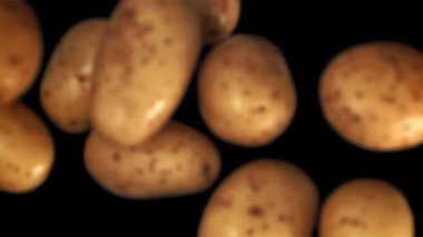 Patatesler suya düşer. Film, yavaş çekim 1000 fp. Yüksek kaliteli FullHD görüntüler