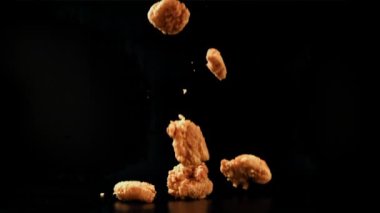 Külçeler masaya düştü. Film, yavaş çekim 1000 fp. Yüksek kaliteli FullHD görüntüler