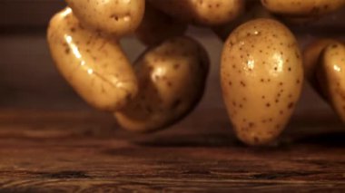 Patatesler masaya düşer. Film, yavaş çekim 1000 fp. Yüksek kaliteli FullHD görüntüler
