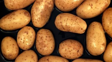 Patates masaya düştü. Film, yavaş çekim 1000 fp. Yüksek kaliteli FullHD görüntüler