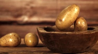 Patatesler masaya düşer. Film, yavaş çekim 1000 fp. Yüksek kaliteli FullHD görüntüler