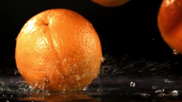 橙色落在桌子上 电影是慢动作1000 Fps 优质Fullhd影片 — 图库视频影像