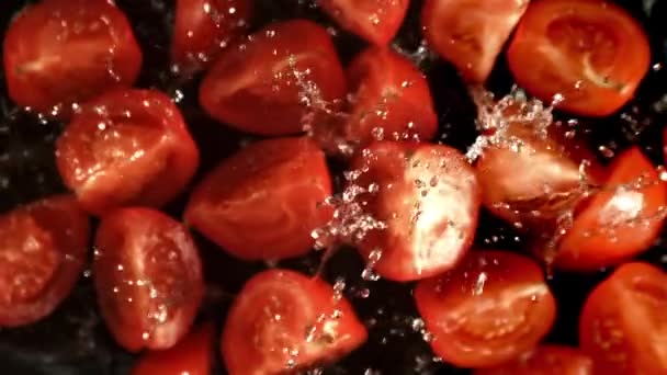 Las Rodajas Tomate Vuelan Con Gotas Agua Filmado Cámara Lenta — Vídeos de Stock
