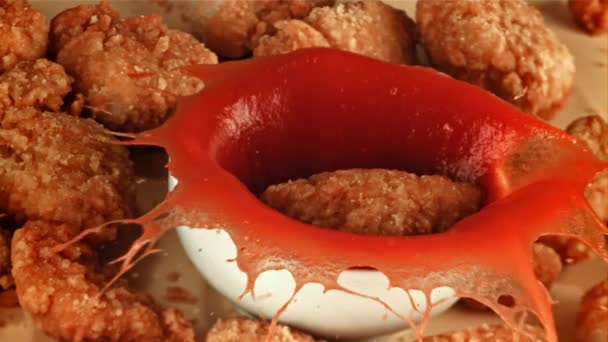 Nuggets Caem Ketchup Filmado Câmera Lenta 1000 Fps Imagens Fullhd — Vídeo de Stock