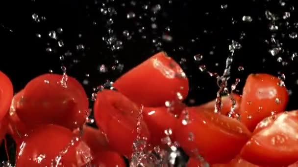 Tomatenschijfjes Vliegen Omhoog Met Waterdruppels Gefilmd Slow Motion 1000 Fps — Stockvideo