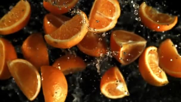 Оранжевые Ломтики Взлетают Каплями Воды Замедленная Съемка 1000 Кадров Секунду — стоковое видео