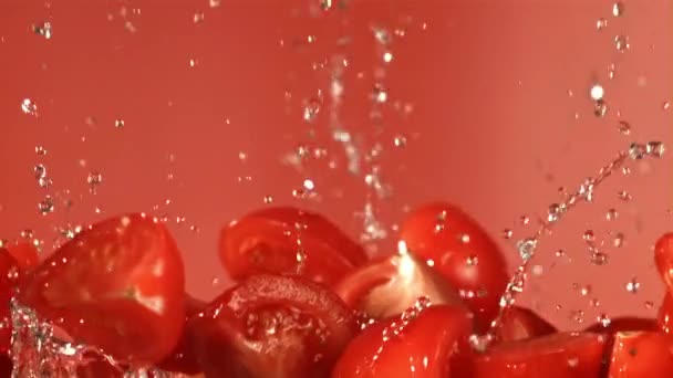 Pomidory Lecą Kroplami Wody Nagrywane Jest Spowolnienie 1000 Fps Wysokiej — Wideo stockowe
