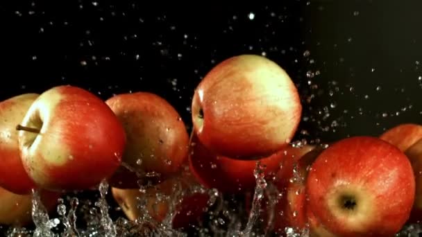 Jabłka Lecą Kroplami Wody Nagrywane Jest Spowolnienie 1000 Fps Wysokiej — Wideo stockowe