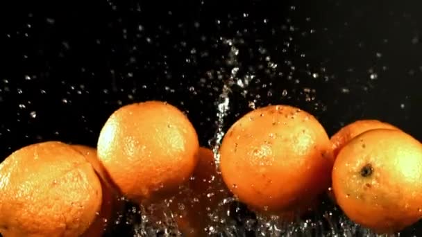 Laranjas Voam Com Gotas Água Filmado Câmera Lenta 1000 Fps — Vídeo de Stock