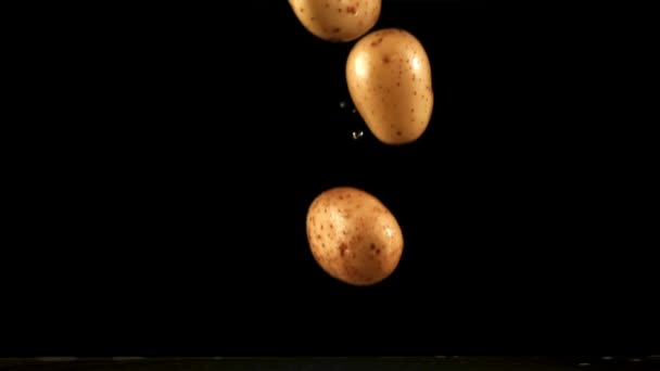 Ziemniaki Wpadają Wody Nagrywane Jest Spowolnienie 1000 Fps Wysokiej Jakości — Wideo stockowe