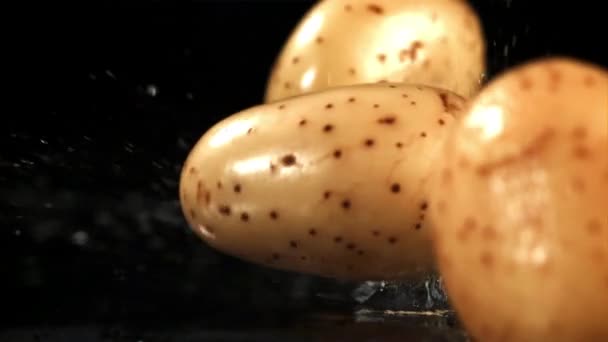 Batatas Caem Sobre Mesa Filmado Câmera Lenta 1000 Fps Imagens — Vídeo de Stock