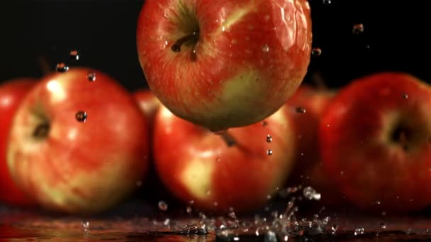 Apple Cae Sobre Mesa Filmado Cámara Lenta 1000 Fps Imágenes — Vídeos de Stock