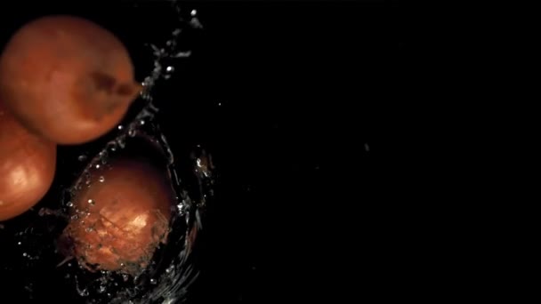 Κρεμμύδι Πέφτει Στο Νερό Φιλμ Είναι Αργή Κίνηση 1000 Fps — Αρχείο Βίντεο
