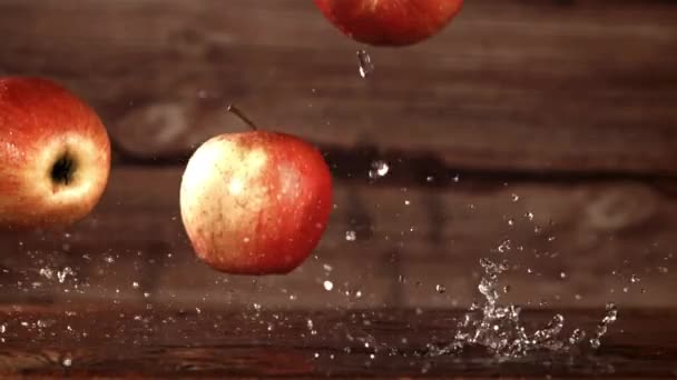Jabłka Padają Stół Nagrywane Jest Spowolnienie 1000 Fps Wysokiej Jakości — Wideo stockowe