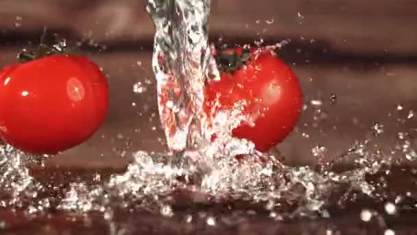 Pomidor Pada Stół Nagrywane Jest Spowolnienie 1000 Fps Wysokiej Jakości — Wideo stockowe
