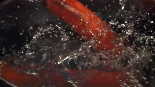 Καρότο Πέφτει Μια Κατσαρόλα Νερό Φιλμ Είναι Αργή Κίνηση 1000 — Αρχείο Βίντεο