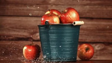 Kovadaki elmalar. Film, yavaş çekim 1000 fp. Yüksek kaliteli FullHD görüntüler