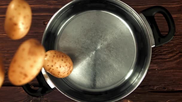 Aardappelen Vallen Pan Gefilmd Slow Motion 1000 Fps Hoge Kwaliteit — Stockvideo