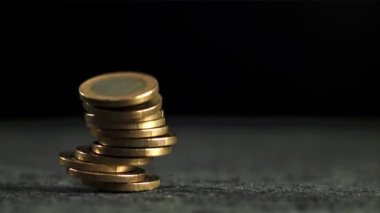 Avro sikkeleri yüzeye düşüyor. Film, yavaş çekim 1000 fp. Yüksek kaliteli FullHD görüntüler