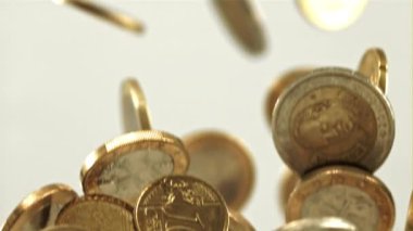 Bozuk paralar uçar ve düşer. Film, yavaş çekim 1000 fp. Yüksek kaliteli FullHD görüntüler