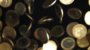Bozuk paralar uçar ve düşer. Film, yavaş çekim 1000 fp. Yüksek kaliteli FullHD görüntüler