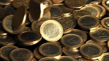 Yavaş düşen Euro sikkeleri. Film, yavaş çekim 1000 fp. Yüksek kaliteli FullHD görüntüler