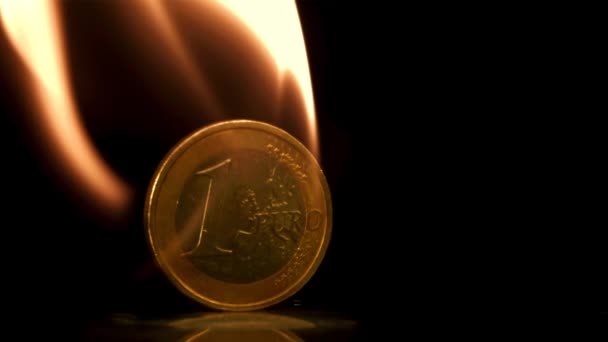 Moneda Euro Con Fuego Filmado Cámara Lenta 1000 Fps Imágenes — Vídeos de Stock