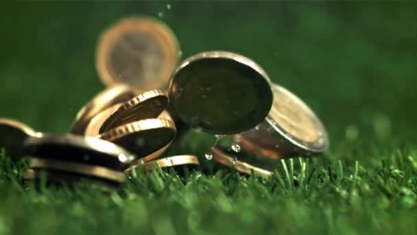 硬币落在绿色的草坪上 电影是慢动作1000 Fps 优质Fullhd影片 — 图库视频影像