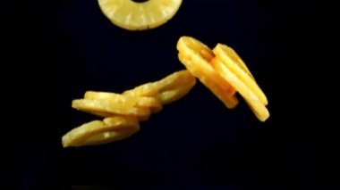 Ananas parçaları ıslak masanın üzerine düşer. Film, yavaş çekim 1000 fp. Yüksek kaliteli FullHD görüntüler