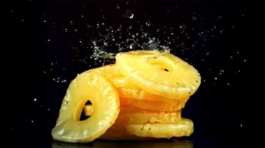 Ananas parçalarına su damlıyor. Yüksek kaliteli FullHD görüntüler