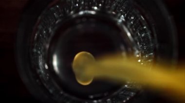 Ananas suyu bardağa doldurulur. Film, yavaş çekim 1000 fp. Yüksek kaliteli FullHD görüntüler