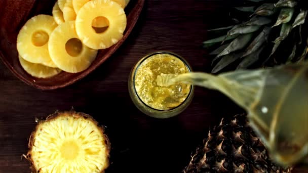 Succo Ananas Viene Versato Bicchiere Girato Rallentatore 1000 Fps Filmati — Video Stock