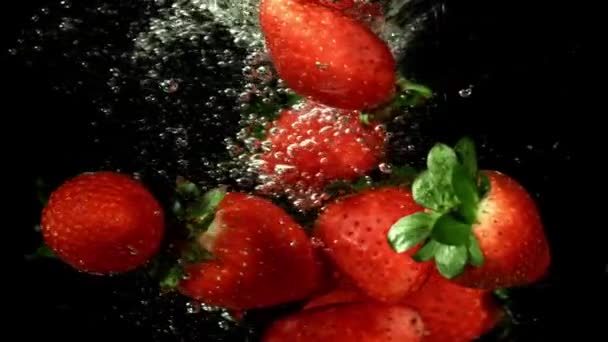 Φράουλες Κάτω Από Νερό Φυσαλίδες Φιλμ Είναι Αργή Κίνηση 1000 — Αρχείο Βίντεο