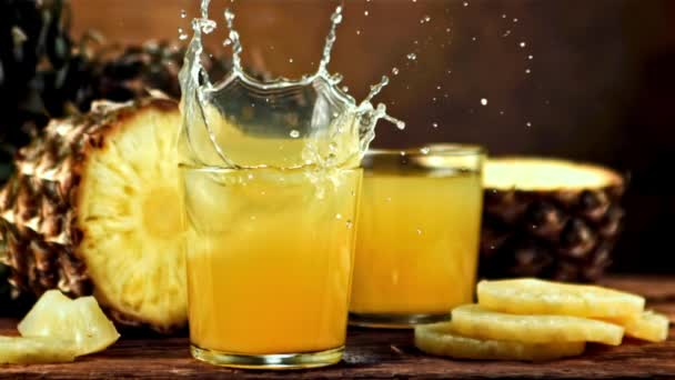 Kawałek Ananasa Wpada Soku Ananasowego Nagrywane Jest Spowolnienie 1000 Fps — Wideo stockowe