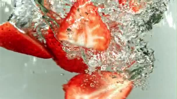 イチゴは渦に陥る 撮影はスローモーション1000 Fpsです 高品質のフルHd映像 — ストック動画