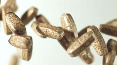 Haplar uçar ve düşer. Film, yavaş çekim 1000 fp. Yüksek kaliteli FullHD görüntüler