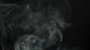 Beyaz duman yükseliyor. Film, yavaş çekim 1000 fp. Yüksek kaliteli FullHD görüntüler